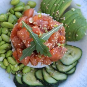 Poke bowl de salmón y aguacate