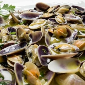 Tellinas salteadas con ajo y un delicado toque de vino blanco